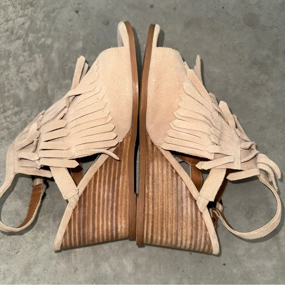 Very Volatile Suede Leather Fringe Wedge Heel Sandals Western Boho Tan Womens 9